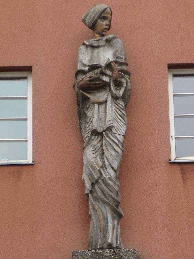 Keramikfigur 'Aufklärung' von Josef Franz Riedl 1930 19. Bezirk