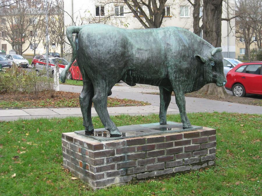 Helmut Qualtinger-Hof- Bronzeplastik 'Stier' von Georg Ehrlich 1959