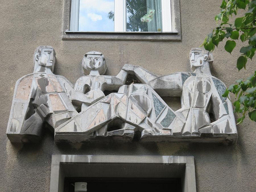 Relief-Supraporte 'Familie' von Heinz Leinfellner 1954