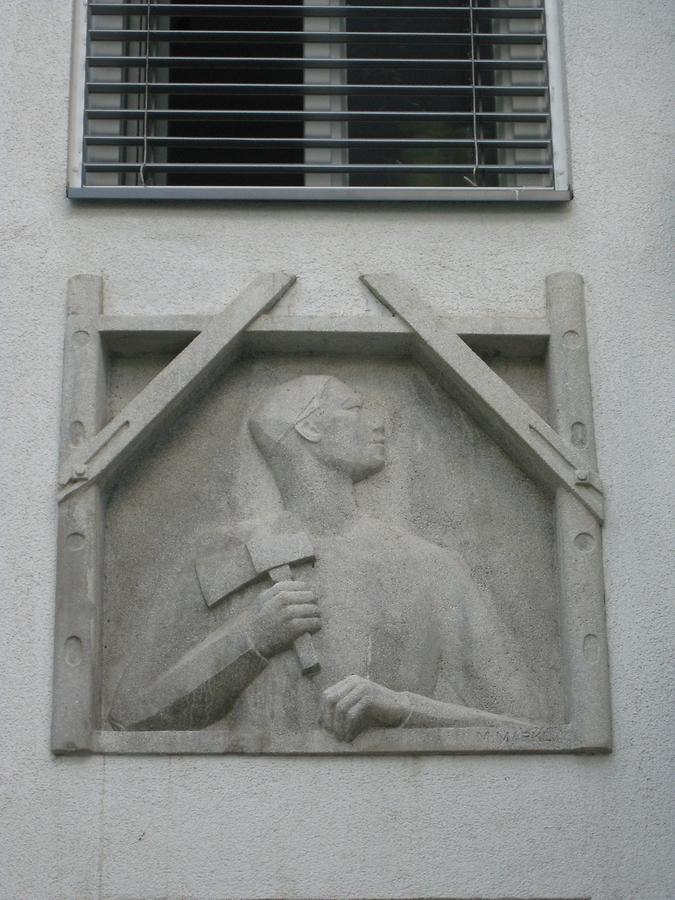 Hauszeichen als Kunststeinrelief 'Gerüster' von Margarete Markl 1952