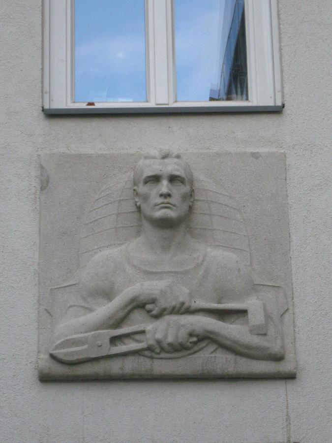 Hauszeichen als Kunststeinrelief 'Spengler' von Karl Perl 1952