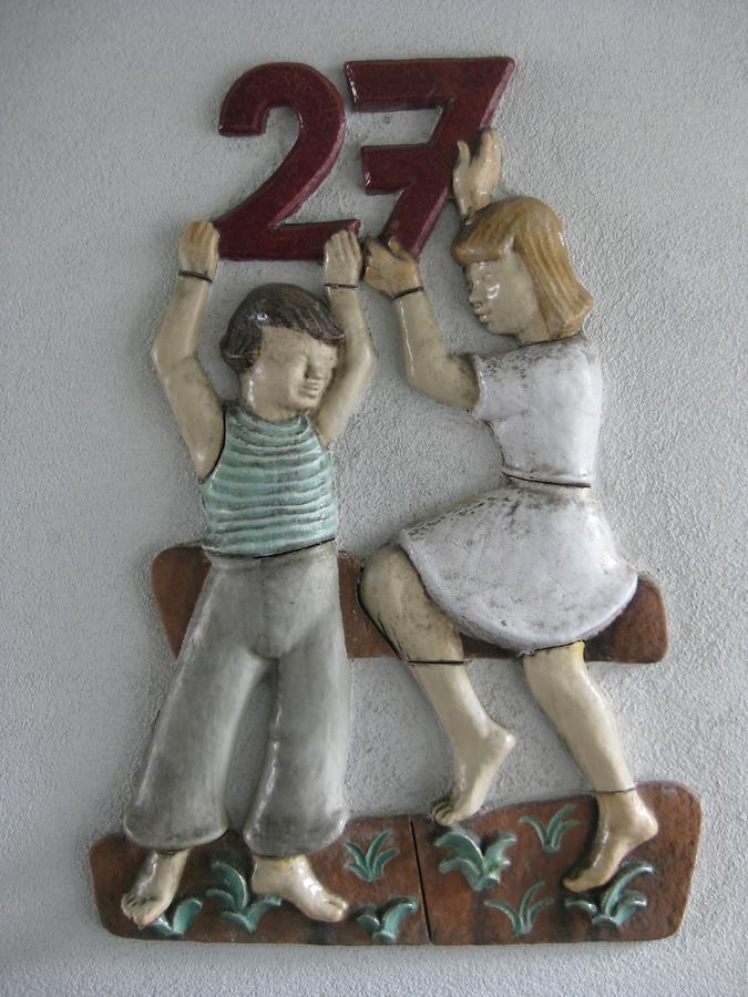 Keramikrelief-Hauszeichen 'Knabe und Mädchen mit Ziffer 27' von Hans Rauser 1952