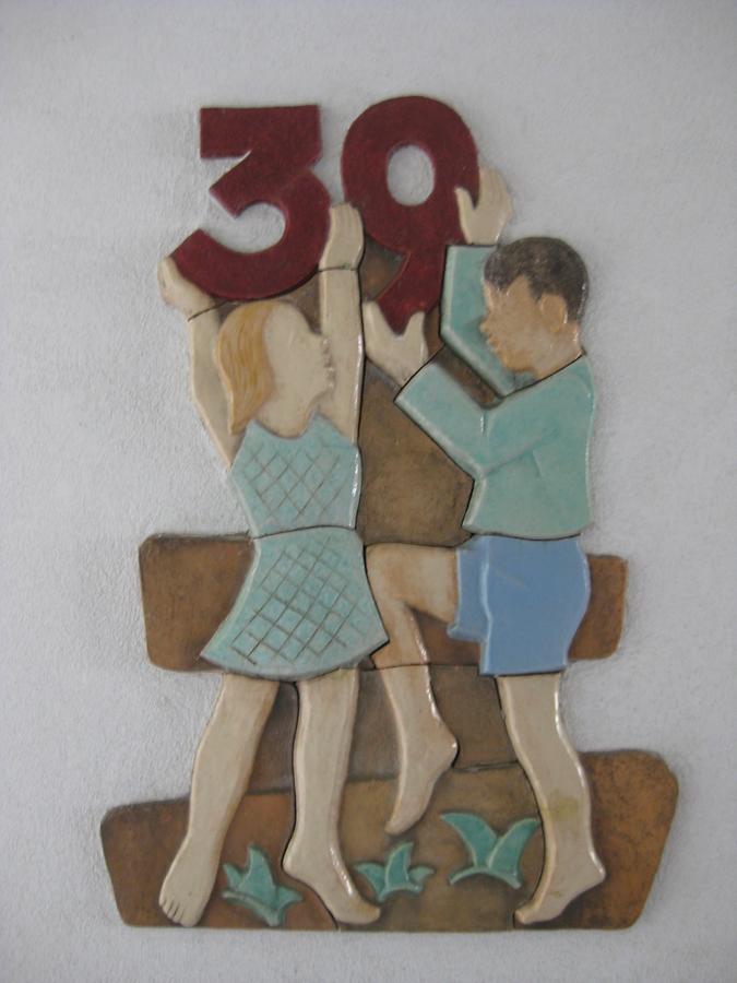 Keramikrelief-Hauszeichen 'Knabe und Mädchen mit Ziffer 39' von Hans Rauser 1952