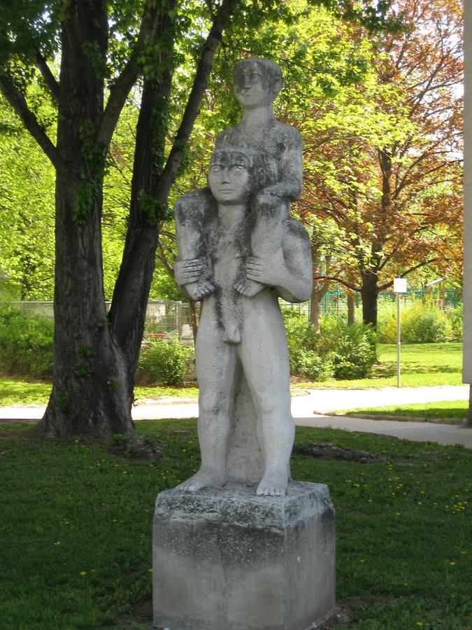 Skulptur 'Vater und Sohn' von Rudolf Kedl 1961