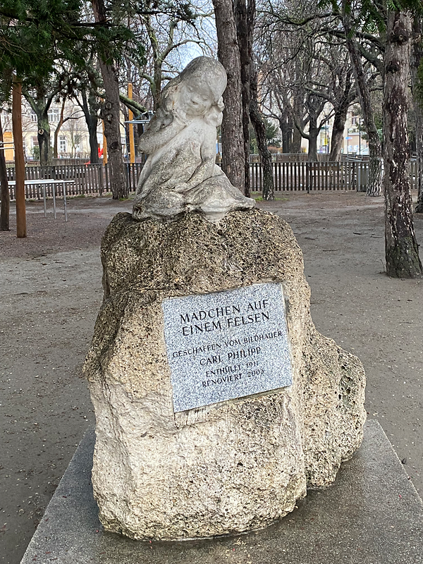 Skulptur Mädchen auf einem Felsen von Carl Philipp 1911