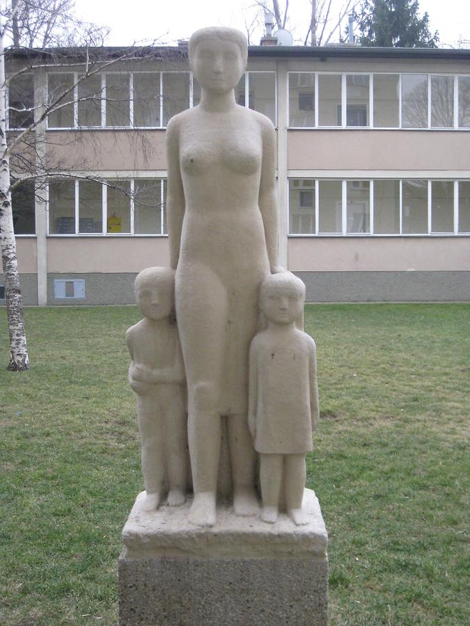 Natursteinplastik 'Mutter mit zwei Kindern' von Rudolf Schwaiger 1958