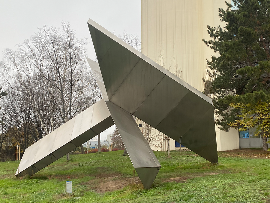 AUVA - Metallskulptur Offener Raum von Oskar Höfinger 1977