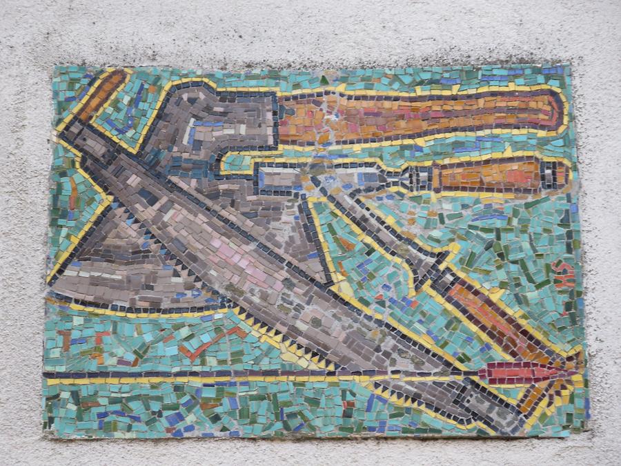 Mosaik-Hauszeichen 'Zimmermannswerkzeuge' von Herbert Schütz 1955