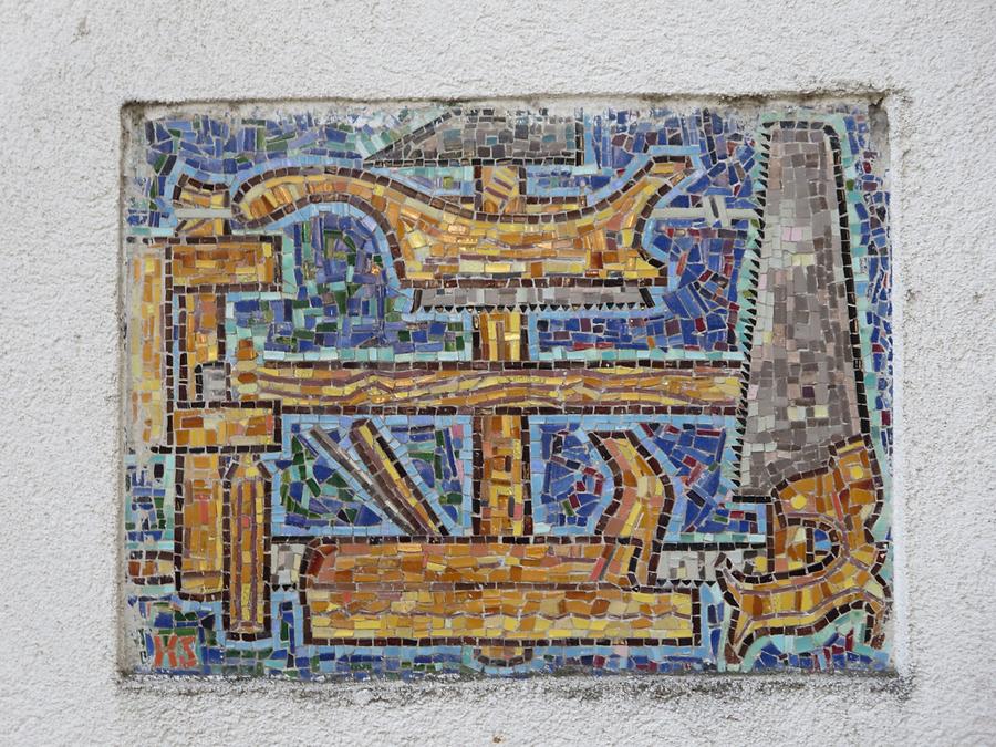 Mosaik-Hauszeichen 'Tischlerwerkzeuge' von Herbert Schütz 1955