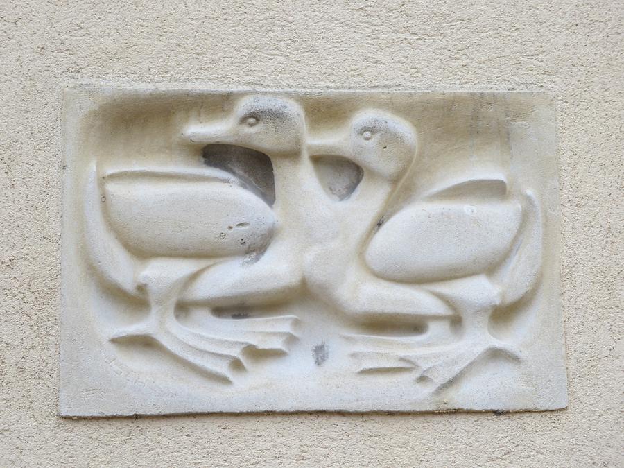 Relief-Hauszeichen 'Enten' von Josef Schagerl 1955