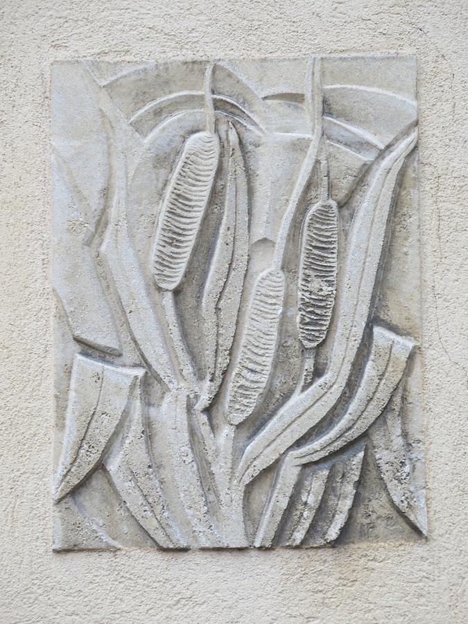 Relief-Hauszeichen 'Schilfrohr' von Ilse Pompe 1955