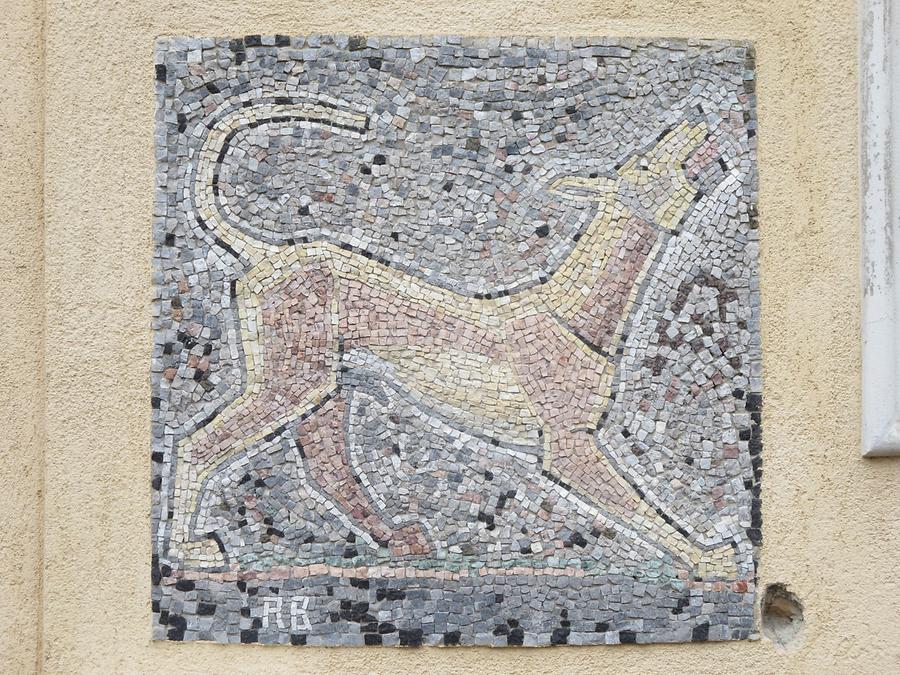 Mosaik-Hauszeichen 'Hund' von Rudolf Beran 1955