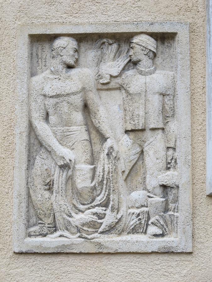 Relief-Hauszeichen 'Jagd und Fischfang' von Ernst Wenzelis 1955 Relief-Hauszeichen 'Jagd und Fischfang' von Ernst Wenzelis 1955