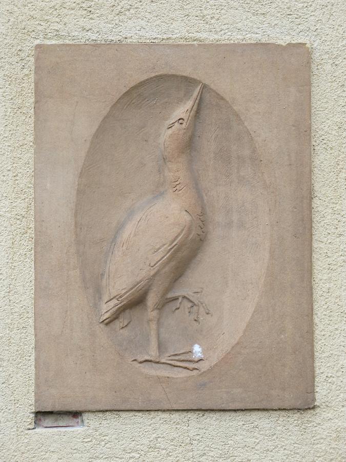 Relief-Hauszeichen 'Rohrdommel' von Rudolf Fänner 1955