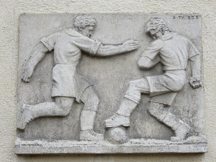 Relief-Hauszeichen 'Fussballspiel' von Oskar Thiede 1955