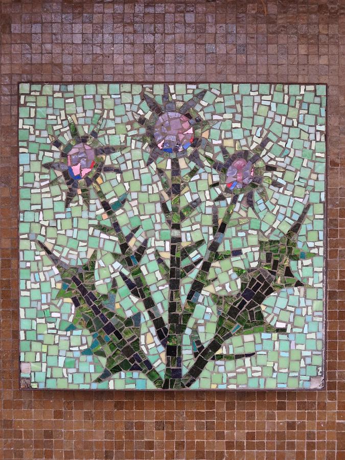 Mosaik-Hauszeichen 'Distel' von Leopold Birstinger 1968 Mosaik-Hauszeichen 'Distel' von Leopold Birstinger 1968