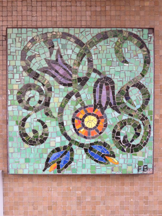 Mosaik-Hauszeichen 'Blumenmotiv' von Leopold Birstinger 1968