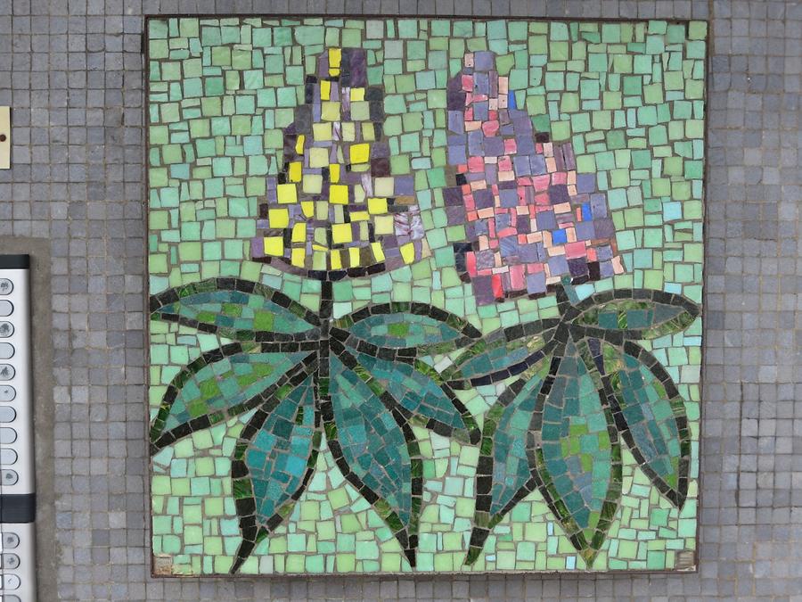 Mosaik-Hauszeichen 'Blumenmotiv' von Leopold Birstinger 1968