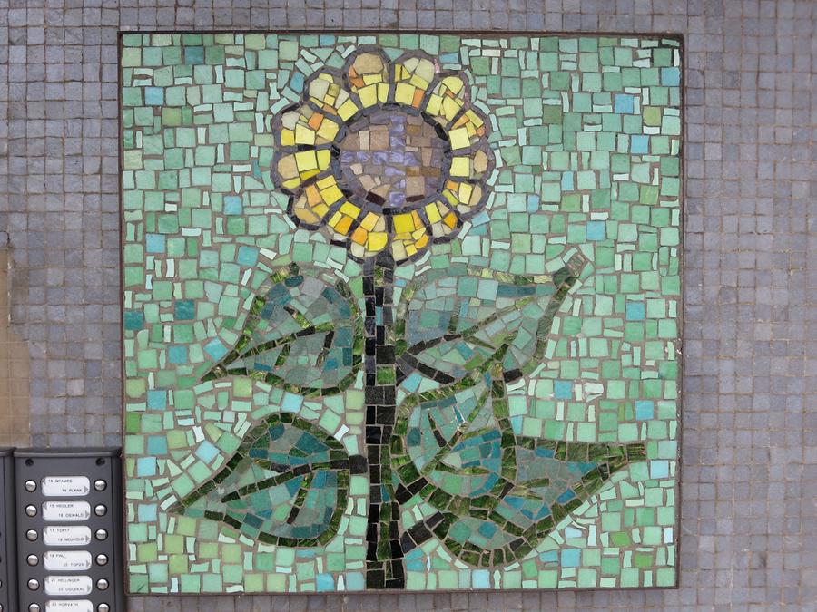 Mosaik-Hauszeichen 'Sonnenblume' von Leopold Birstinger 1968