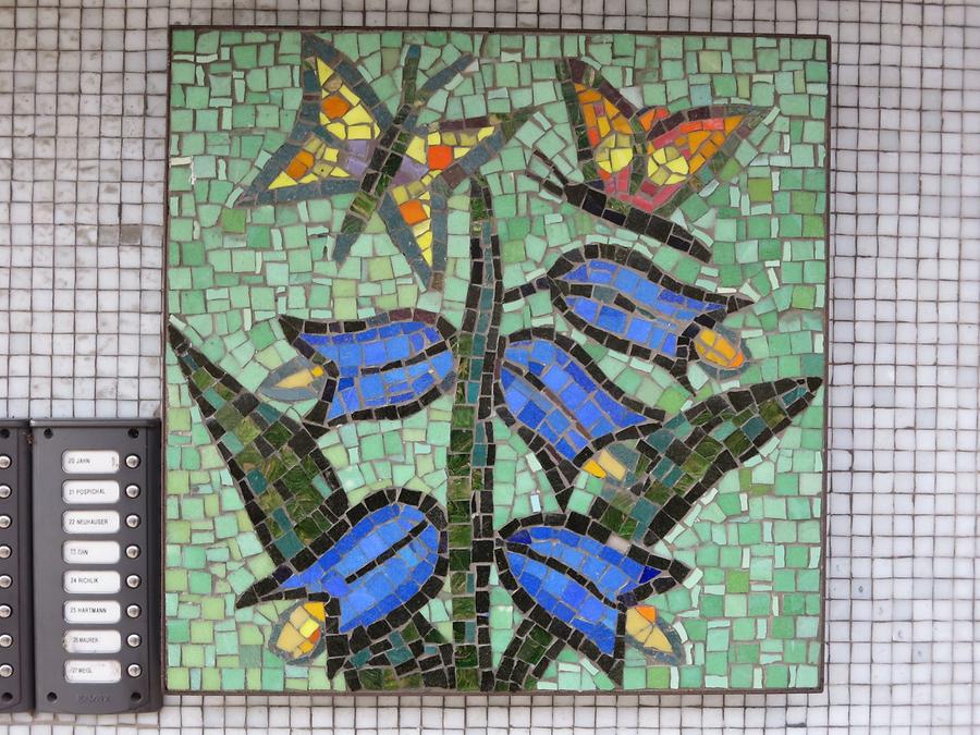 Mosaik-Hauszeichen 'Blumenmotiv' von Leopold Birstinger 1968