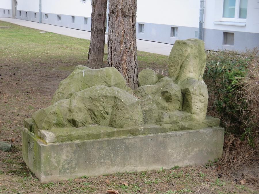 Natursteinplastik 'Liegende Figur' von Werner Würtinger 1964