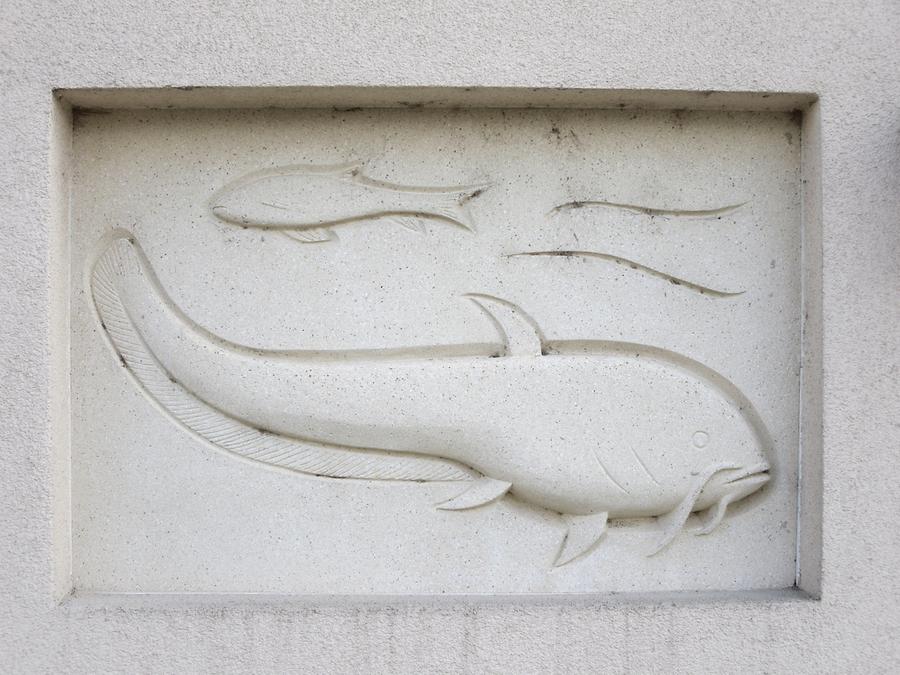 Relief-Hauszeichen 'Fische' von Margarete Bistron-Lausch 1958