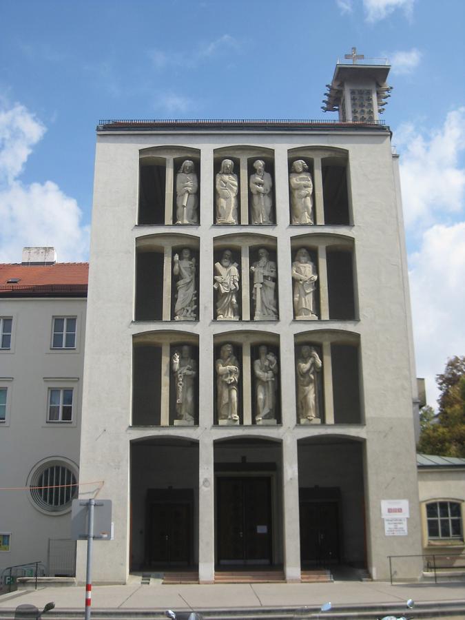 Hauptfassade mit überlebensgroßen Skulpturen die zwölf Apostel
