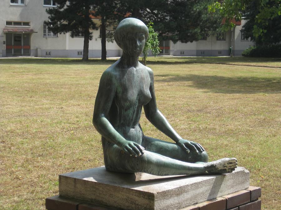 Bronzeplastik 'Sitzende Frau mit kurzen Haaren' von Peter Steyer 1962