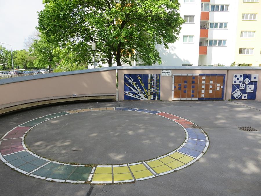 Spielplatz-Keramikplatten von Fritz Tiefenthaler 1974