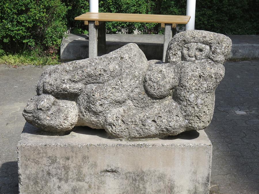 Natursteinplastik 'Liegende' von Josef Kaiser 1984