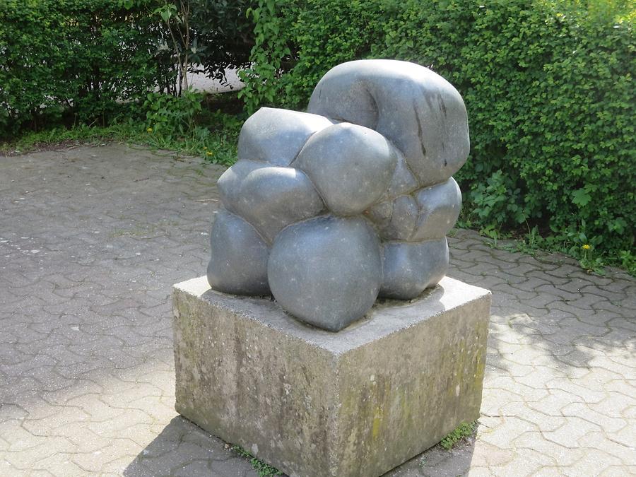 Granitplastik 'Eingschnürte' von Gabriele Berger 1984