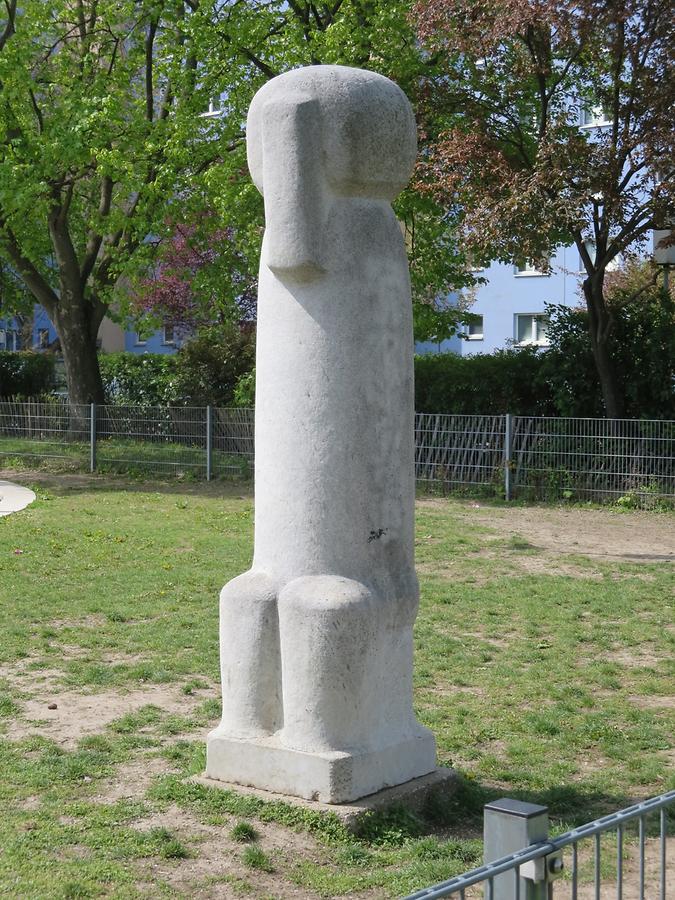 Großfeldsiedlung -Kunststeinplastik 'Die Trauernde' von Otto Eder 1967