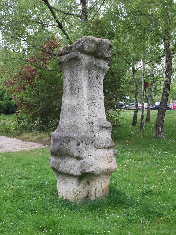 Natursteinplastik 'Emporstehendes Gebilde' von Franz Katzgraber 1972