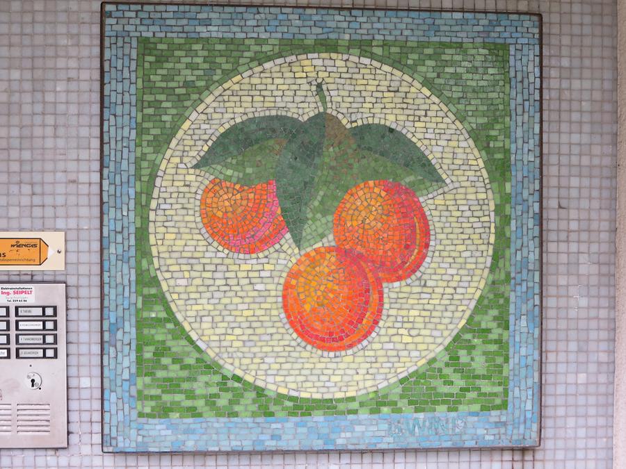 Hauszeichen-Mosaik 'Marillen' von Gerhard Wind
