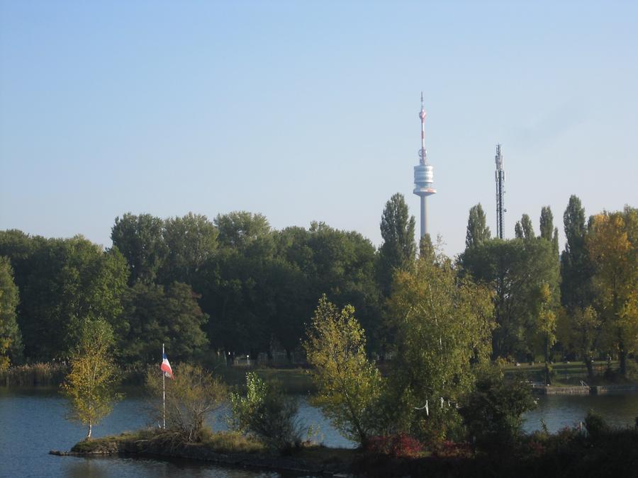 Obere Alte Donau mit Donauturm