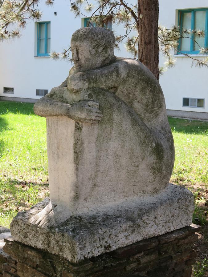 Natursteinplastik 'Sitzende weibliche Figur' von Franz Fischer 1954