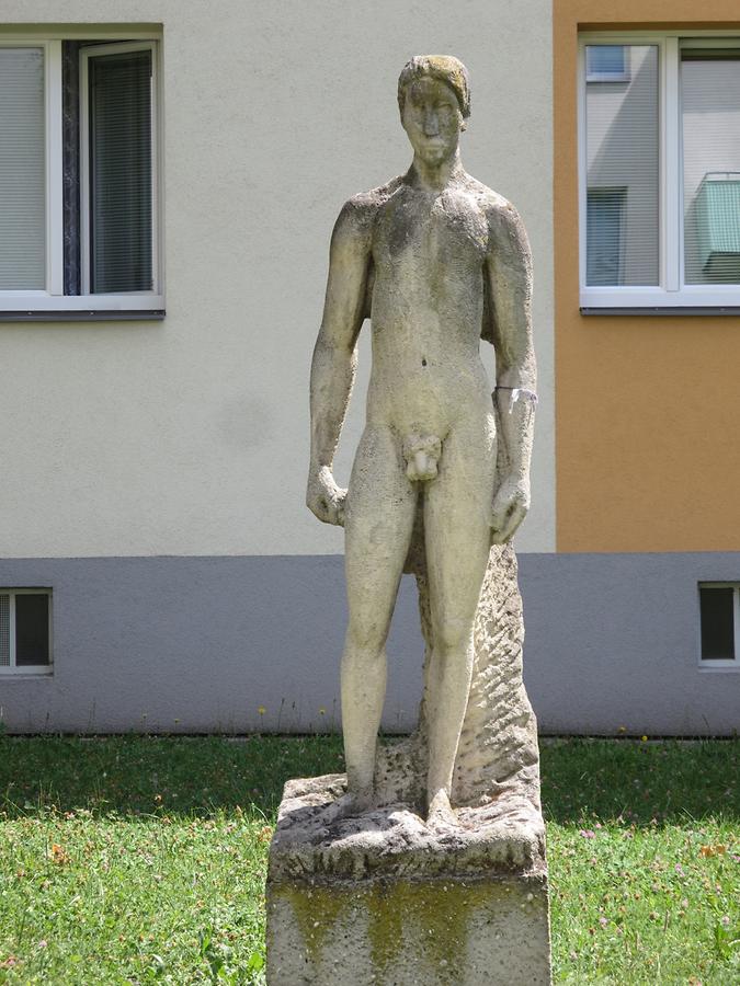 Natursteinplastik 'Stehender Mann' von Franz Fischer 1961