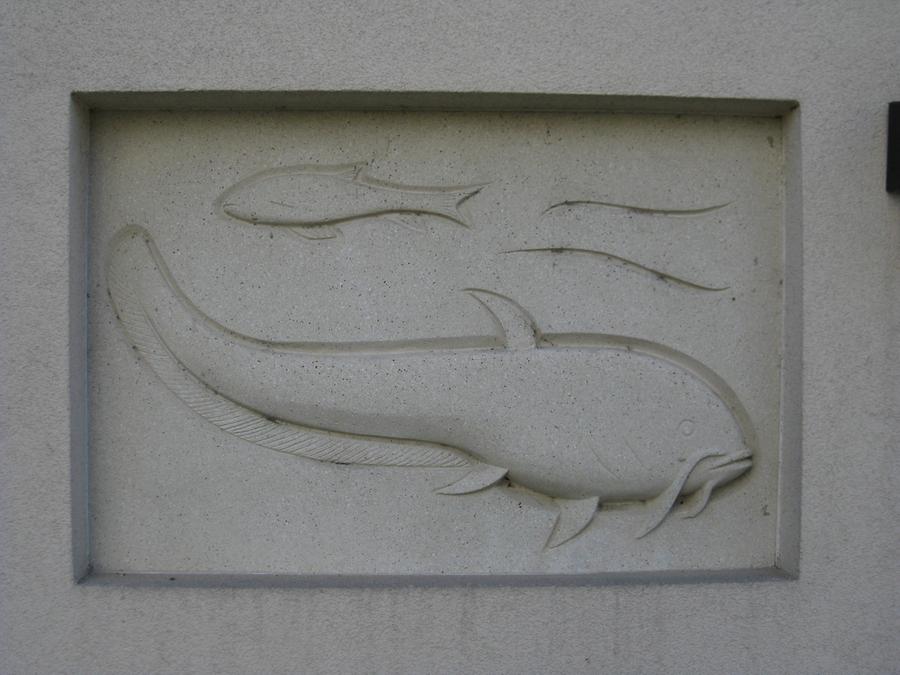 Rußbergstraße 24 Stg 4- Relief-Hauszeichen 'Fische' von Margarete Bistron-Lausch 1958