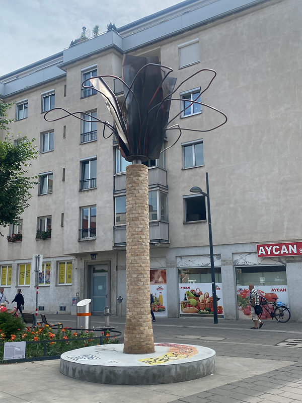 Skulptur 'PalmTree - 5 nach 12' von Veronika Dirnhofer und Anna Khodorkovskaya 2022