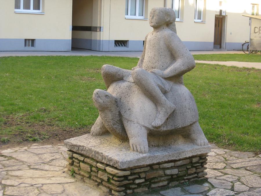 Natursteinplastik 'Mädchen auf einer Schildkröte' von Oskar Bottoli 1956