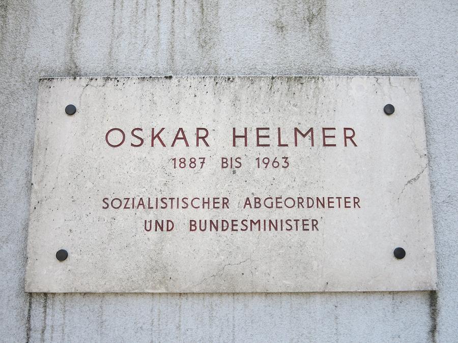 Oskar Helmer Gedenktafel