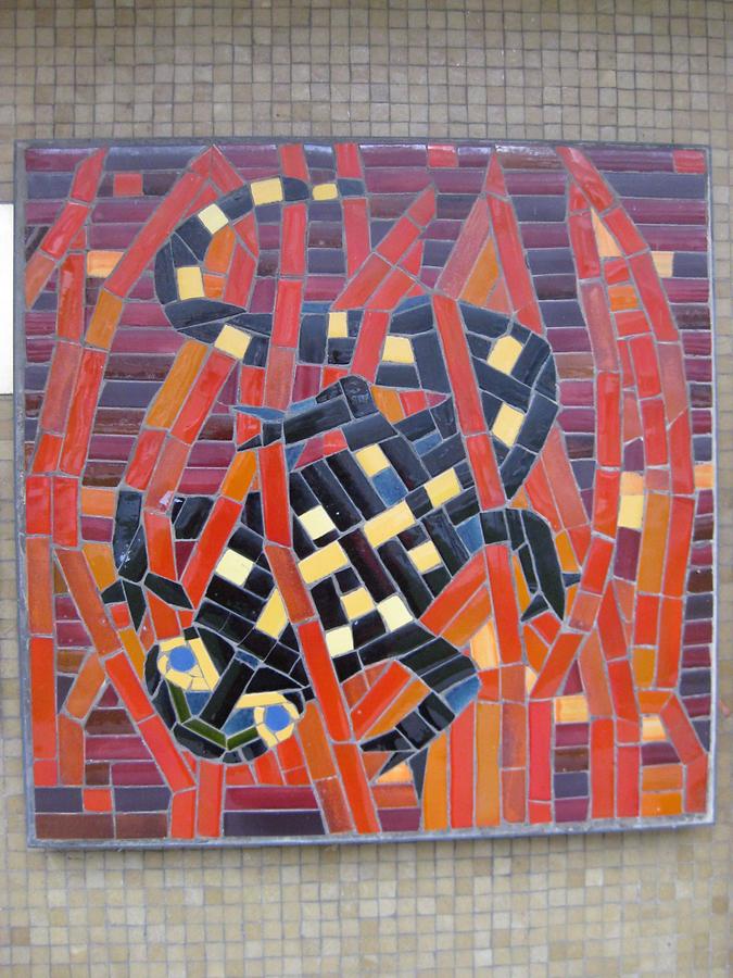 Mosaik 'Feuersalamander' von Hilde Leiter 1964