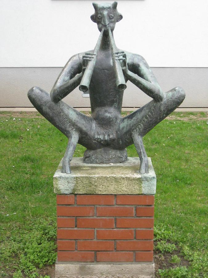 Bronzeplastik 'Musizierender Faun' von Hannes Haslecker 1962