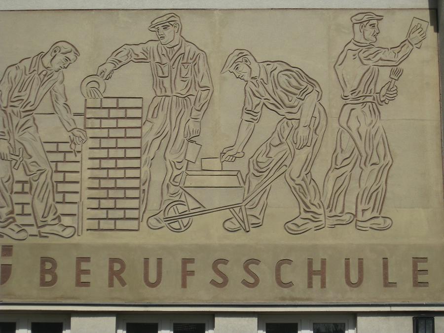 Sgrffito 'Bauarbeiter' von Leopold Schmid 1949 Sgrffito 'Bauarbeiter' von Leopold Schmid 1949