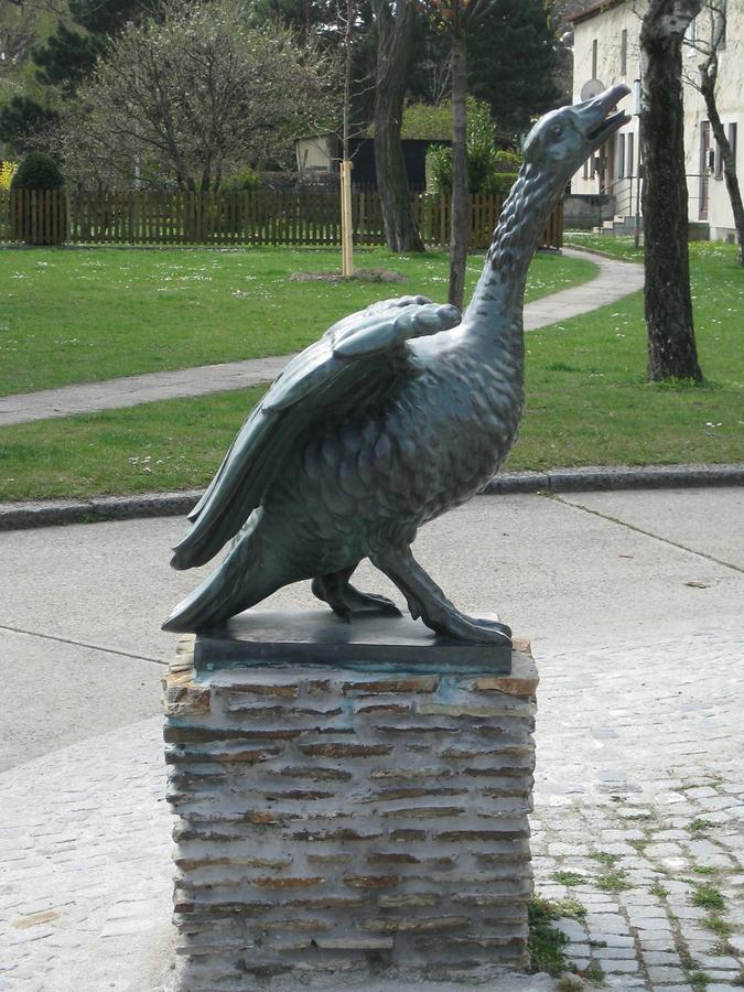 Gänsebrunnen-linke Gans von Mario Petrucci 1951