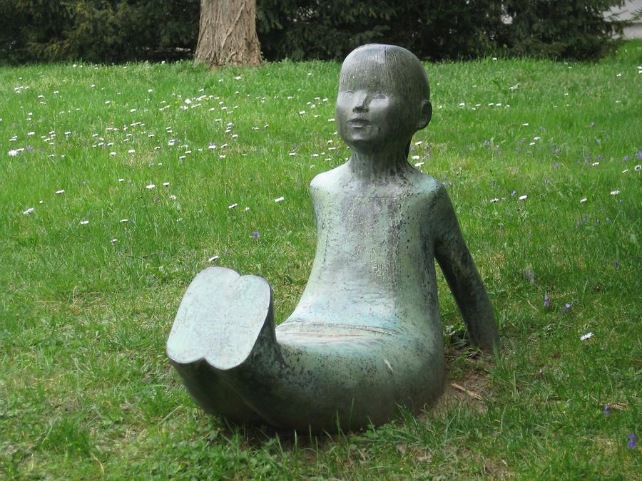 Bonzeskulptur 'Spielendes Kind' von Eva Mazzucco 1960
