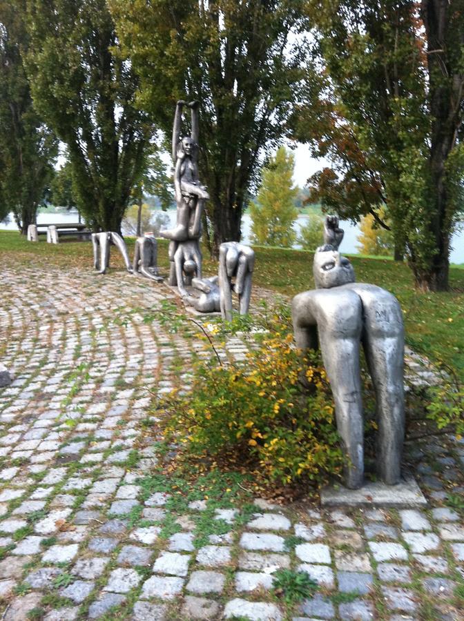 Metallplastiken 'Passanten' von Herbert Traub 1987