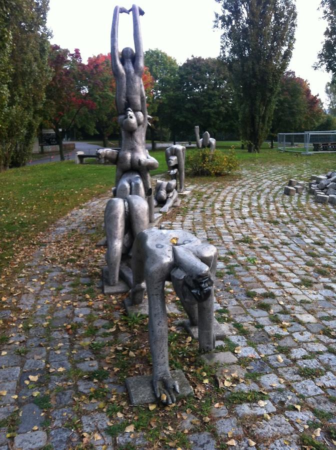 Metallplastiken 'Passanten' von Herbert Traub 1987