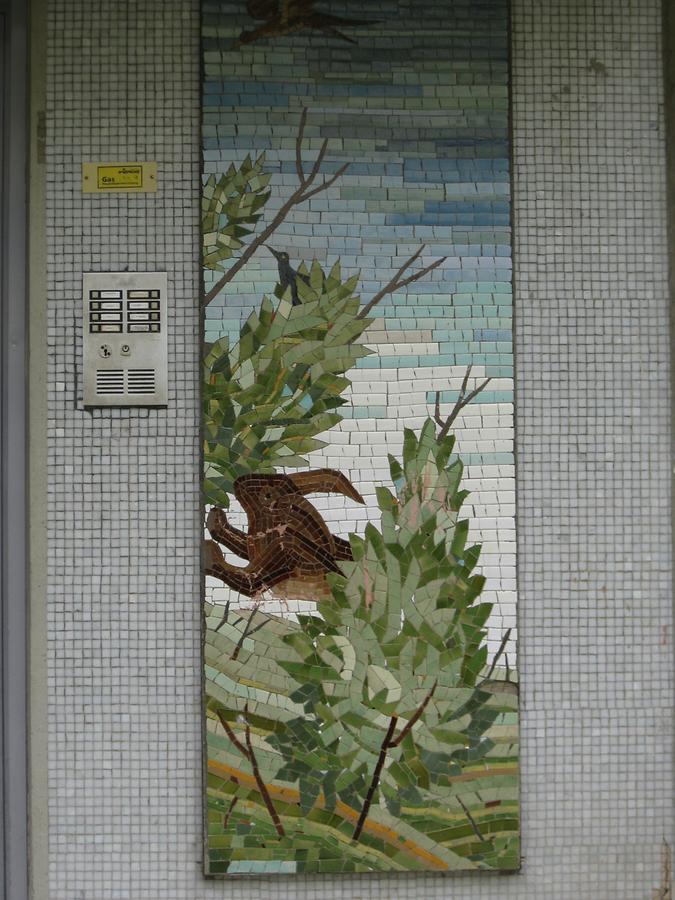 Mosaik 'Hase und Schwalbe' von Anton Lehmden 1967