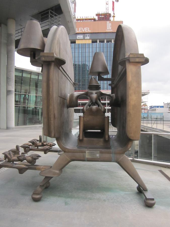 Bruno Gironcoli-Skulptur 'Figur mit zwei Scheiben'